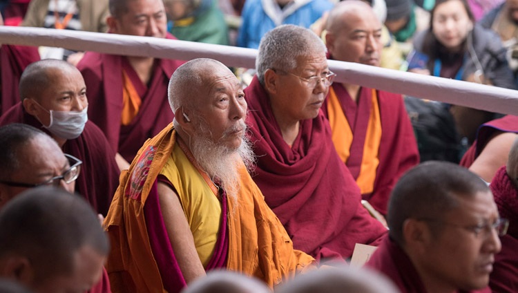 Algunos de los más de 10.000 monjes y monjas que asistieron al segundo día de las enseñanzas de Su Santidad el Dalái Lama en el recinto de Kalachakra en Bodhgaya, Bihar, India el 15 de enero de 2018. Foto de Manuel Bauer