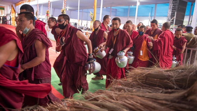 Voluntarios que se apresuran a servir té a las más de 30.000 personas que asisten al segundo día de las enseñanzas de Su Santidad el Dalái Lama en Bodhgaya, Bihar, India, el 15 de enero de 2018. Foto de Manuel Bauer