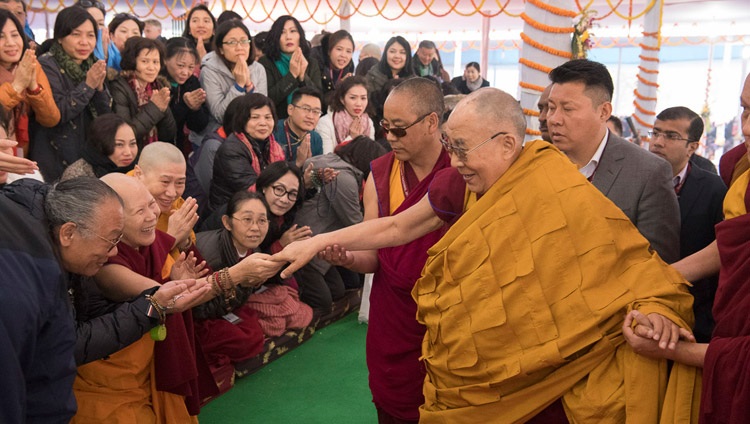 Su Santidad el Dalái Lama saluda a los miembros de la audiencia cuando llega al recinto de Kalachakra en Bodhgaya, Bihar, India, el 16 de enero de 2018. Foto de Manuel Bauer