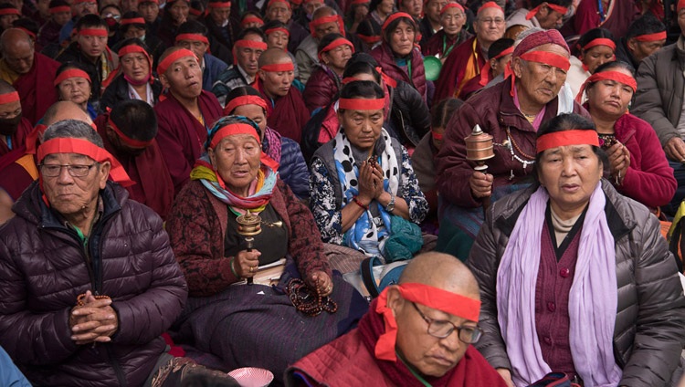 Miembros de la audiencia con vendas rituales en los ojos escuchando a Su Santidad el Dalái Lama durante el Empoderamiento de Avalokiteshvara en Bodhgaya, Bihar, India el 16 de enero de 2018. Foto de Manuel Bauer