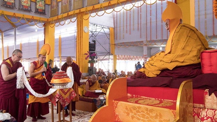 El Lama Gegeen recitó la oración de la ofrenda del mandala durante la Ofrenda de Larga Vida por Su Santidad el Dalái Lama en Bodhgaya, Bihar, India, el 16 de enero de 2018. Foto de Manuel Bauer