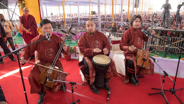 Un grupo de artistas actúa en la conclusión de la Ofrenda de Larga Vida a Su Santidad el Dalái Lama en Bodhgaya, Bihar, India, el 16 de enero de 2018. Foto de Manuel Bauer