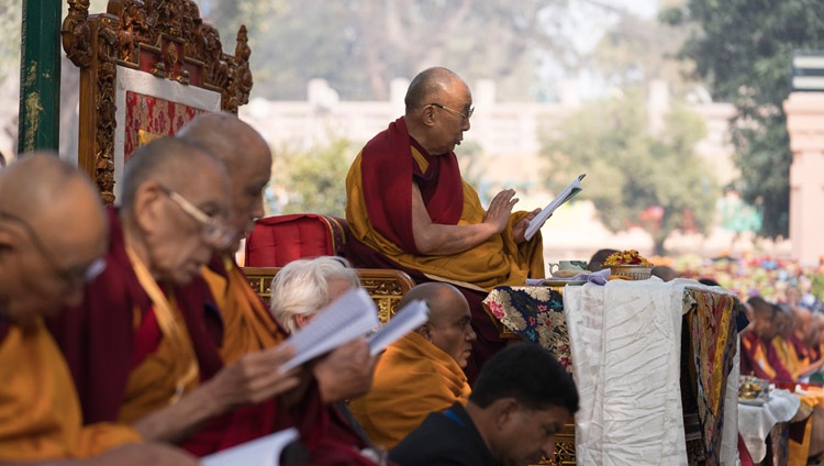 Su Santidad el Dalái Lama participando en las oraciones del árbol Bodhi en la Estupa Mahabodhi en Bodhgaya, Bihar, India el 17 de enero de 2018. Foto de Tenzin Choejor