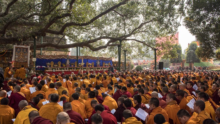 Una vista de los devotos reunidos para unirse a Su Santidad el Dalái Lama en oraciones junto al árbol Bodhi en la Estupa Mahabodhi en Bodhgaya, Bihar, India el 17 de enero de 2018. Foto de Manuel Bauer