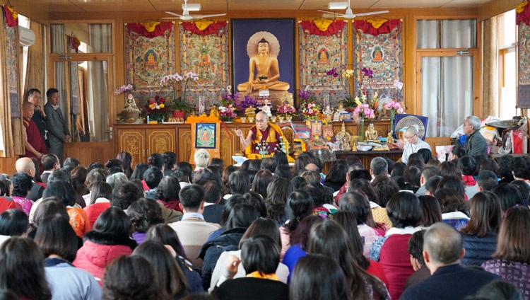 Su Santidad el Dalái Lama hablando con un grupo de profesionales de Vietnam en el Monasterio Tibetano de Bodhgaya, Bihar, India el 17 de enero de 2018. Foto de Tenzin Choejor
