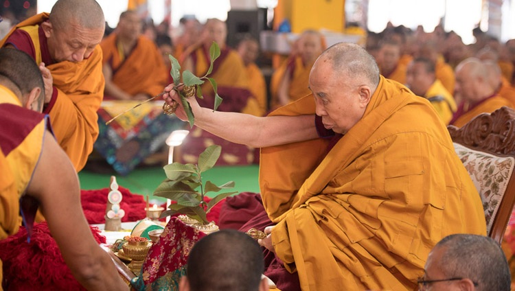 Su Santidad el Dalái Lama conduciendo los rituales y meditaciones necesarios para prepararse para comenzar el Empoderamiento de Vajrabhairava de Trece Deidades en Bodhgaya, Bihar, India el 18 de enero de 2018. Foto de Manuel Bauer