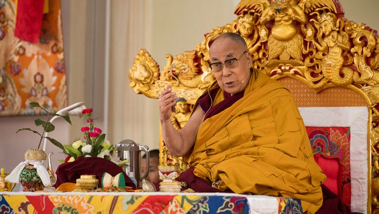 Su Santidad el Dalái Lama dirigiéndose a la multitud durante los preparativos para el Empoderamiento de Vajrabhairava de Trece Deidades en Bodhgaya, Bihar, India el 18 de enero de 2018. Foto de Manuel Bauer