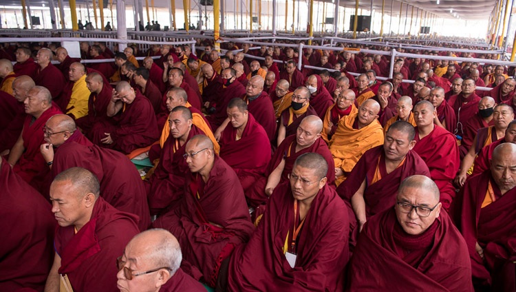 Miembros de la comunidad monástica que asisten a los preparativos para el Empoderamiento de Vajrabhairava de Trece Deidades dado por Su Santidad el Dalái Lama en Bodhgaya, Bihar, India el 18 de enero de 2018. Foto de Manuel Bauer