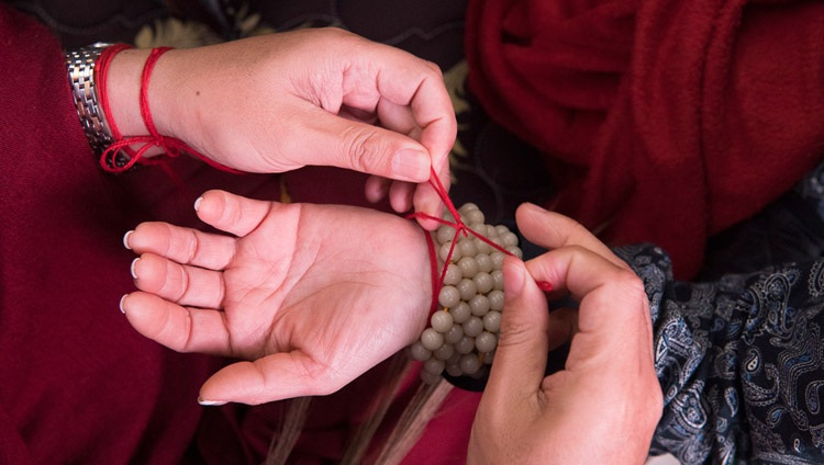 Cordones de protección ritual atadas a las muñecas por aquellos que asisten a los preparativos para el Empoderamiento de Vajrabhairava de las Trece Deidades dado por Su Santidad el Dalái Lama en Bodhgaya, Bihar, India el 18 de enero de 2018. Foto de Manuel Bauer