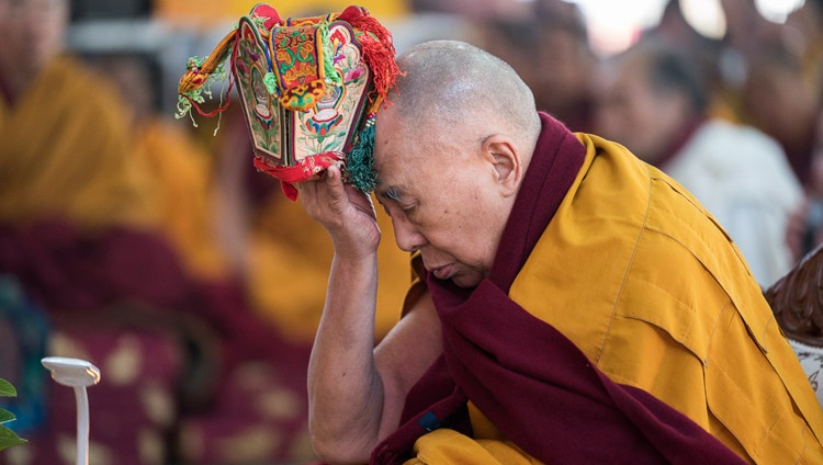Su Santidad el Dalái Lama dirigiendo los preparativos para el Empoderamiento del Héroe Solitario Vajrabhairava en Bodhgaya, Bihar, India el 21 de enero de 2018. Foto de Lobsang Tsering
