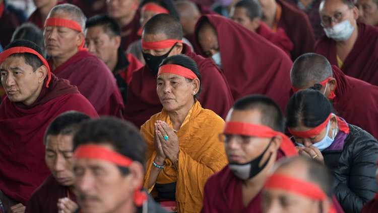 Miembros de la audiencia con vendas rituales en los ojos durante el Empoderamiento del Héroe Solitario Vajrabhairava conferido por Su Santidad el Dalái Lama en Bodhgaya, Bihar, India el 21 de enero de 2018. Foto de Lobsang Tsering