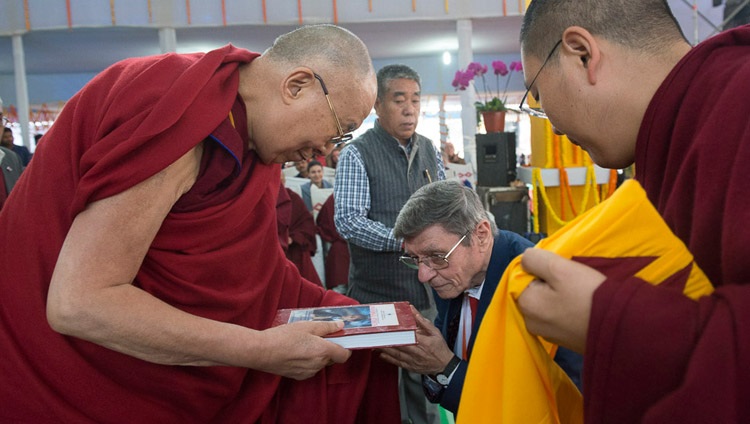 Valentino Giacomin presenta su nuevo libro «Ética Universal» a Su Santidad el Dalái Lama al comienzo de la charla a los estudiantes organizada por su fundación, el Proyecto Alicia, en Bodhgaya, Bihar, India el 25 de enero de 2018. Foto de Lobsang Tsering