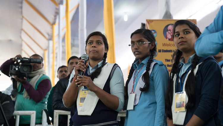 Los estudiantes hicieron cola para hacer preguntas a Su Santidad el Dalái Lama durante su charla sobre los Valores Universales en Bodhgaya, Bihar, India, el 25 de enero de 2018. Foto de Lobsang Tsering