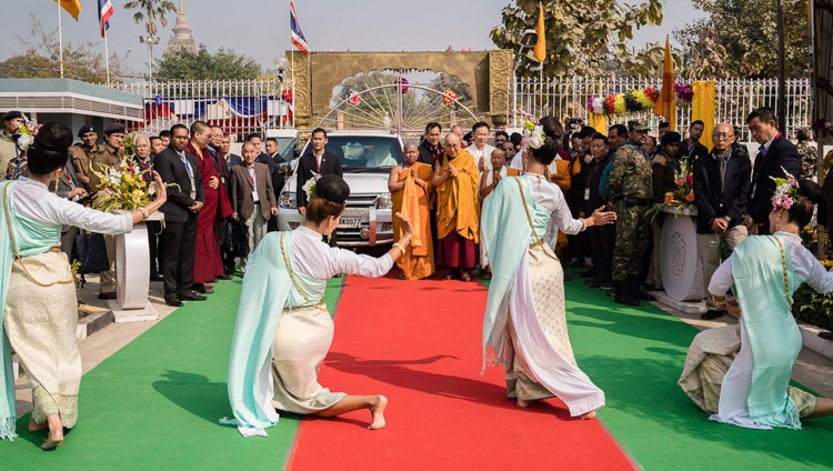 Bailarinas tailandesas dan la bienvenida a la llegada de Su Santidad el Dalái Lama al Templo Wat Pa Buddhagaya Vanaram en Bodhgaya, Bihar, India, el 25 de enero de 2018. Foto de Tenzin Choejor