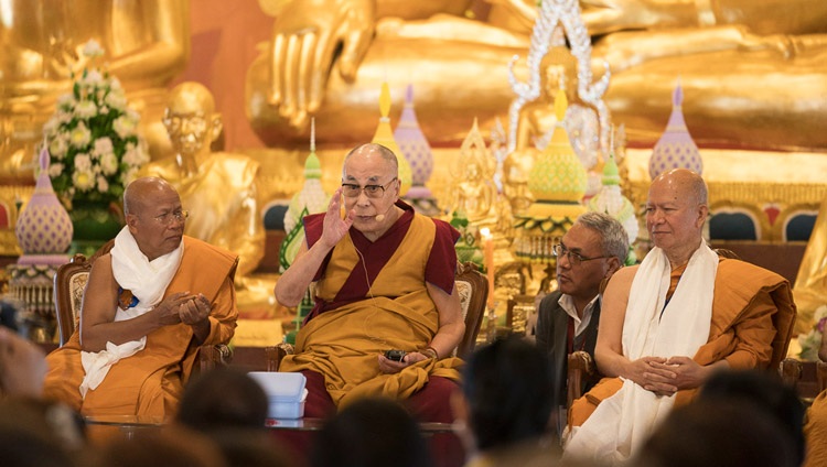 Su Santidad el Dalái Lama hablando en la inauguración del nuevo templo Wat Pa Buddhagaya Vanaram en Bodhgaya, Bihar, India el 25 de enero de 2018. Foto de Tenzin Choejor