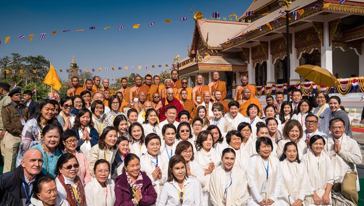 Su Santidad el Dalái Lama con miembros y patrocinadores del Templo Wat Pa Buddhagaya Vanaram de la Sociedad Thai Bharat en Bodhgaya, Bihar, India el 25 de enero de 2018. Foto de Tenzin Choejor
