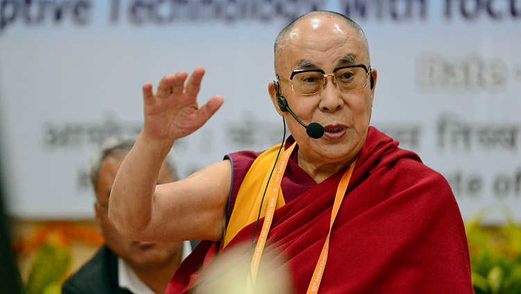Su Santidad el Dalái Lama pronuncia su discurso de apertura el segundo día de la reunión de la Asociación de Universidades de la India en Sarnath, UP, India, el 20 de marzo de 2018. Foto de Lobsang Tsering