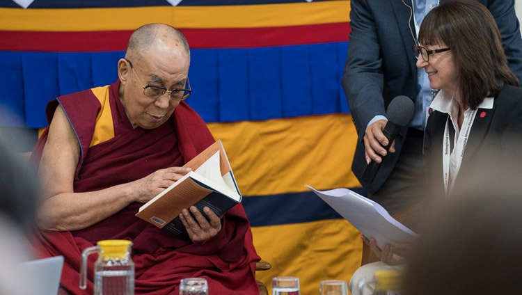 Susan Bauer-Wu, Presidenta del Instituto Mente y Vida, entregando a Su Santidad el Dalái Lama una copia de «El Monasterio y el Microscopio», un registro del diálogo que tuvo lugar en Mundgod en 2013 en el día de apertura de la 33ª Conferencia Mente y Vida en Dharamsala, HP, India, el 12 de marzo de 2018. Foto de Tenzin Choejor