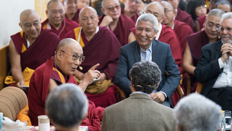 Su Santidad el Dalái Lama comentó el propósito de su reunión con científicos el día de apertura de la 33ª Conferencia de Mente y Vida - Reimaginando el Florecimiento Humano - en el Templo Principal Tibetano en Dharamsala, HP, India el 12 de marzo de 2018. Foto de Tenzin Choejor