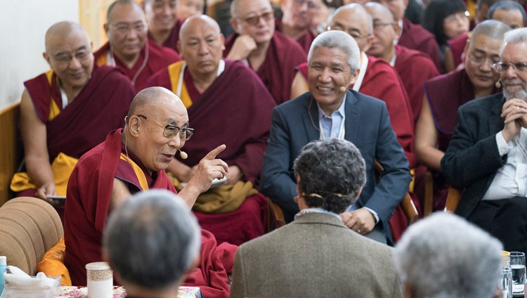 Su Santidad el Dalái Lama comentó el propósito de su reunión con científicos el día de apertura de la 33ª Conferencia de Mente y Vida - Reimaginando el Florecimiento Humano - en el Templo Principal Tibetano en Dharamsala, HP, India el 12 de marzo de 2018. Foto de Tenzin Choejor