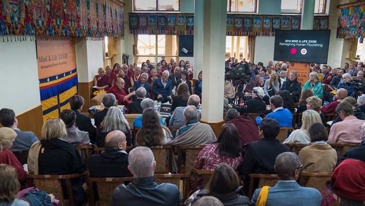 Su Santidad el Dalái Lama comentó sobre la presentación de Dan Golema, la última de la sesión matutina del día de apertura de la 33ª Conferencia sobre Mente y Vida en el Templo Principal Tibetano en Dharamsala, HP, India, el 12 de marzo de 2018. Foto de Tenzin Choejor