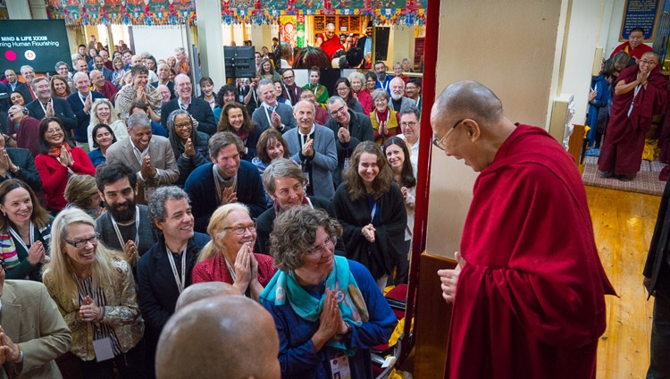 Su Santidad el Dalái Lama llega al Templo Principal Tibetano para el segundo día de la Conferencia de Mente y Vida - Reimaginando el Florecimiento Humano - en Dharamsala, HP, India el 13 de marzo de 2018. Foto de Tenzin Choejor
