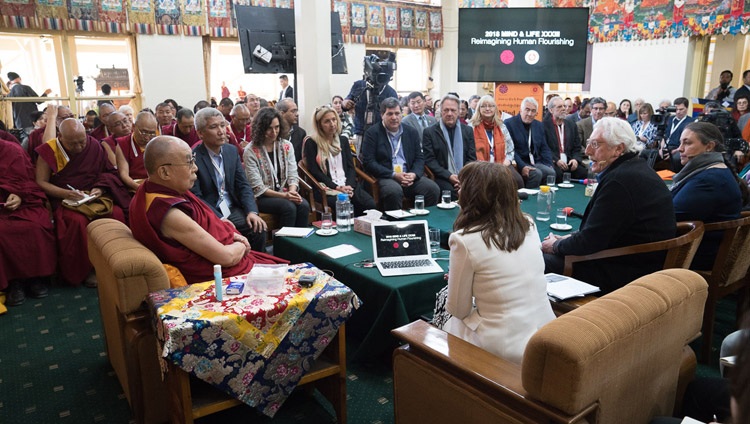El moderador Tony Phillips presentando a Kimberly Schonert-Reichl al comienzo del segundo día de la 33ª Conferencia de Mente y Vida en el Templo Principal Tibetano en Dharamsala, HP, India el 13 de marzo de 2018. Foto de Tenzin Choejor