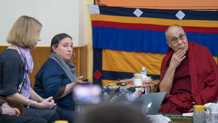 Tara Wilkie observa cómo Sophie Langri hace su presentación en el segundo día de la 33ª Conferencia de Mente y Vida en el Templo Principal Tibetano en Dharamsala, HP, India el 13 de marzo de 2018. Foto de Tenzin Choejor