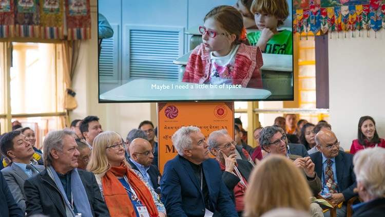 Miembros de la audiencia viendo un cortometraje como parte de la presentación de Tara Wilke en el segundo día de la 33ª Conferencia de Mente y Vida en el Templo Principal Tibetano en Dharamsala, HP, India el 13 de marzo de 2018. Foto de Tenzin Choejor
