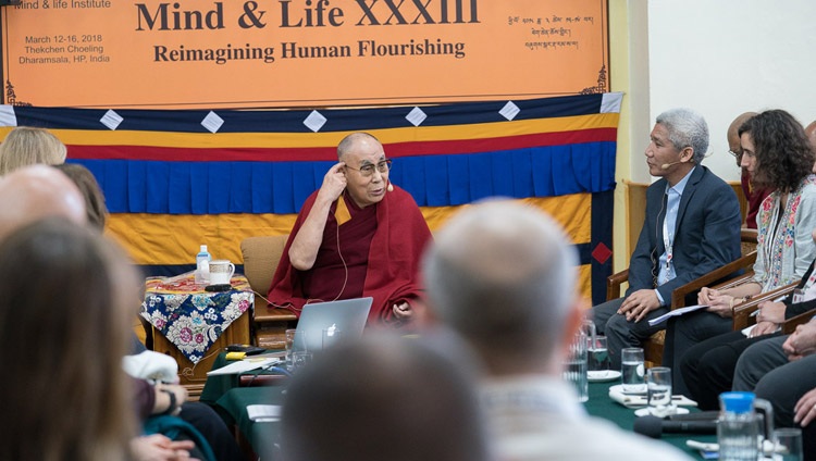 Su Santidad el Dalái Lama comentando las presentaciones durante el segundo día de la 33ª Conferencia de Mente y Vida en el Templo Principal Tibetano en Dharamsala, HP, India el 13 de marzo de 2018. Foto de Tenzin Choejor