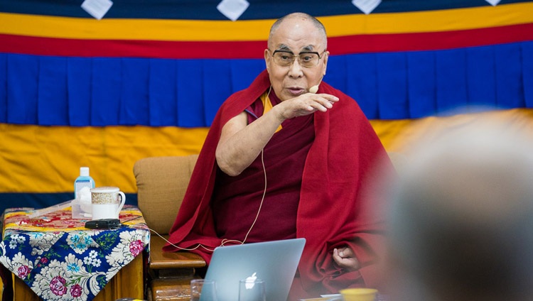 Su Santidad el Dalái Lama comentando las presentaciones durante el segundo día de la 33ª Conferencia de Mente y Vida en el Templo Principal Tibetano en Dharamsala, HP, India el 13 de marzo de 2018. Foto de Tenzin Choejor