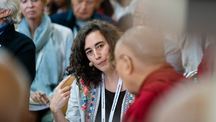 Jennifer Knox de la Universidad de Emory hablando sobre su trabajo con el Aprendizaje Social, Emocional y Ético (SEEL, por sus siglas en inglés) durante su presentación en el segundo día de la 33ª Conferencia de Mente y Vida en el Templo Principal Tibetano en Dharamsala, HP, India el 13 de marzo de 2018. Foto de Tenzin Choejor