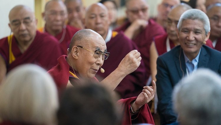 Su Santidad el Dalái Lama hablando al final del segundo día de la 33ª Conferencia de Mente y Vida - Reimaginando el Florecimiento Humano - en el Templo Principal Tibetano en Dharamsala, HP, India el 13 de marzo de 2018. Foto de Tenzin Choejor