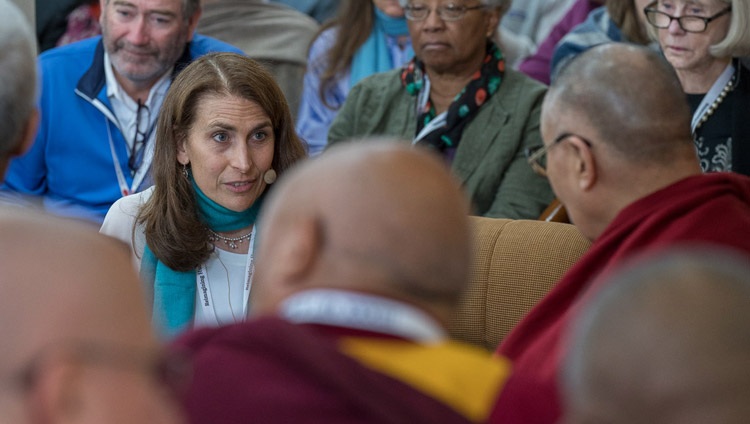 Sona Dimidjian hablando sobre su trabajo con el entrenamiento mental en un contexto clínico en el tercer día de la Conferencia de Mente y Vida en el Templo Principal Tibetano en Dharamsala, HP, India el 14 de marzo de 2018. Foto de Tenzin Choejor
