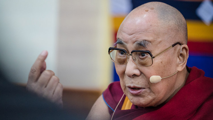 Su Santidad el Dalái Lama dirigiéndose a la reunión en el cuarto día de la Conferencia de Mente y Vida en el Templo Principal Tibetano en Dharamsala, HP, India el 15 de marzo de 2018. Foto de Tenzin Choejor