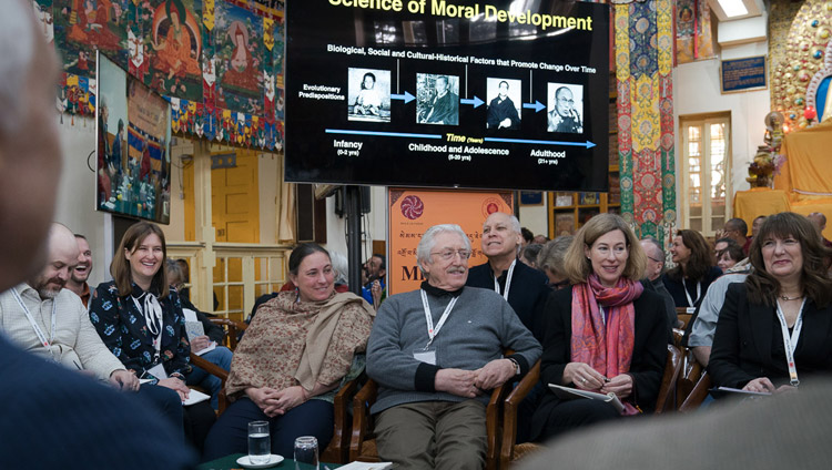 Compañeros participantes e invitados escuchando la presentación de Robert Roeser en el cuarto día de la Conferencia de Mente y Vida en el Templo Principal Tibetano en Dharamsala, HP, India el 15 de marzo de 2018. Foto de Tenzin Choejor