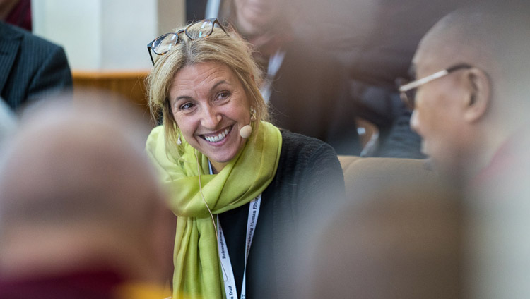 Sonia Lupien hablando sobre la investigación del estrés y sus efectos en el aprendizaje en el último día de la Conferencia Mind & Life en el Templo Principal Tibetano en Dharamsala, HP, India el 16 de marzo de 2018. Foto de Tenzin Choejor