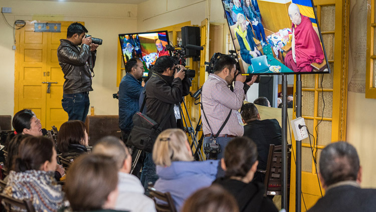 Miembros de la prensa fotografiando las actas el último día de la Conferencia de Mente y Vida en el Templo Principal Tibetano en Dharamsala, HP, India el 16 de marzo de 2018. Foto de Tenzin Choejor