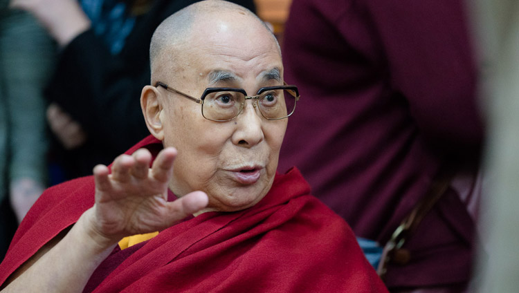Su Santidad el Dalái Lama comentando las presentaciones del último día de la Conferencia de Mente y Vida en el Templo Principal Tibetano en Dharamsala, HP, India el 16 de marzo de 2018. Foto de Tenzin Choejor