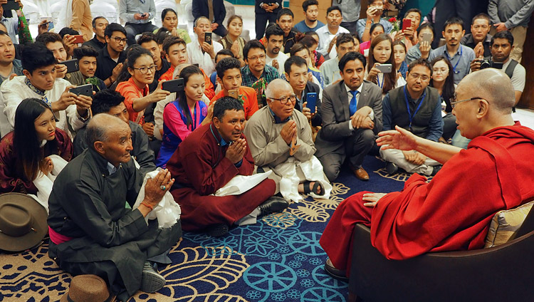 Su Santidad el Dalái Lama se reunió con personas de Ladakh y Zanskar en su hotel de Jammu, J&K, India, el 18 de marzo de 2018. Foto de Jeremy Russell
