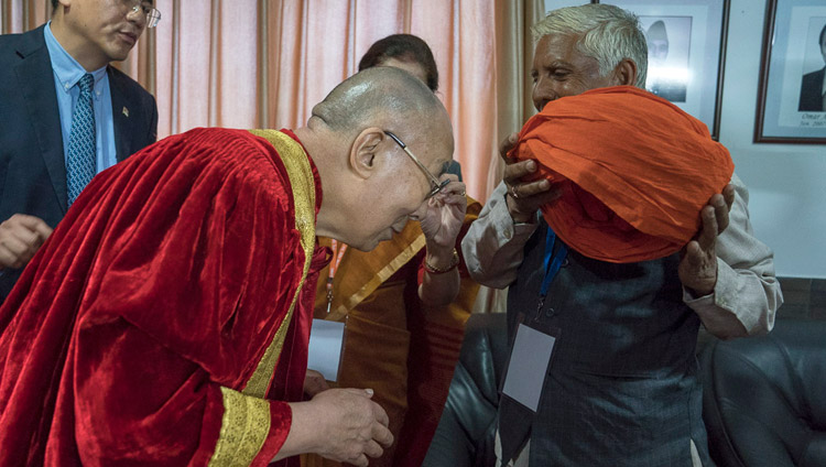 Su Santidad el Dalai Lama se viste con ropas académicas antes de proceder a la Primera Convocatoria de la Universidad Central de Jammu en Jammu, J&K, India, el 18 de marzo de 2018. Foto de Tenzin Choejor