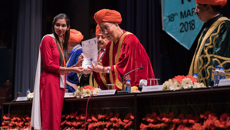 Su Santidad el Dalái Lama presentando Certificados de Mérito en la Primera Convocatoria de la Universidad Central de Jammu en Jammu, J&K, India el 18 de marzo de 2018. Foto de Tenzin Choejor