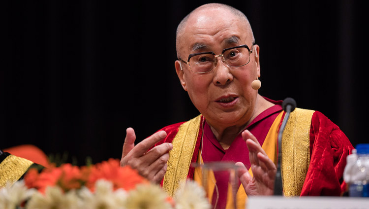 Su Santidad el Dalái Lama pronunciando el discurso de convocatoria en la Primera Convocatoria de la Universidad Central de Jammu en Jammu, J&K, India el 18 de marzo de 2018. Foto de Tenzin Choejor