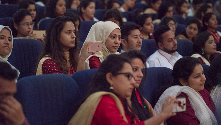 Miembros de la audiencia escucharon el discurso de Su Santidad el Dalái Lama en la Primera Convocatoria de la Universidad Central de Jammu en Jammu, J&K, India, el 18 de marzo de 2018. Foto de Tenzin Choejor