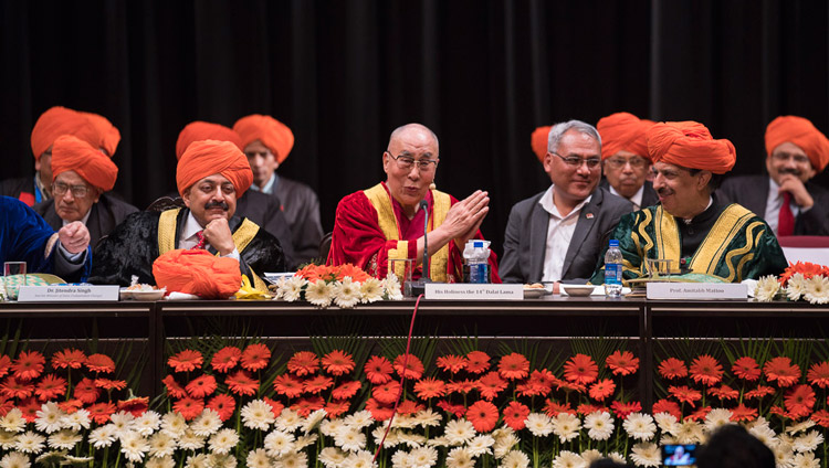 Su Santidad el Dalái Lama hablando en la Primera Convocatoria de la Universidad Central de Jammu en Jammu, J&K, India el 18 de marzo de 2018. Foto de Tenzin Choejor