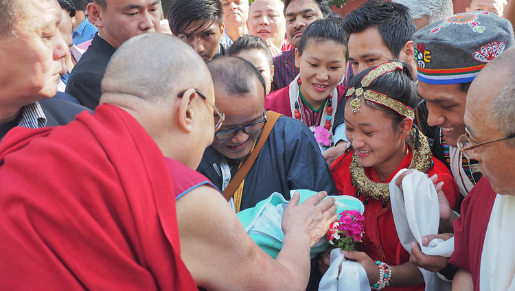 Una pareja presenta su recién nacido a Su Santidad el Dalái Lama para que lo bendiga al llegar al Instituto Central de Altos Estudios Tibetanos (CIHTS) en Sarnath, UP, India, el 19 de marzo de 2018. Foto de Jeremy Russell