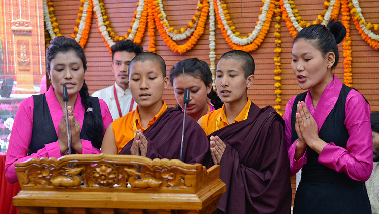 Un grupo de estudiantes femeninas, incluyendo monjas, cantando el auspicioso Mangalacharan en Sánscrito para inaugurar la sesión inaugural del 92º Encuentro Anual de la Asociación de Universidades Indias en el CIHTS en Sarnath, UP, India el 19 de marzo de 2018. Foto de Lobsang Tsering