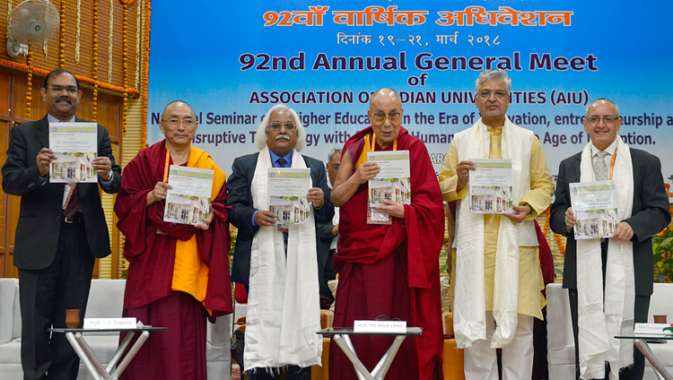 Su Santidad el Dalái Lama y los participantes publicando el Informe Anual de AIU en la 92ª Reunión Anual de la Asociación de Universidades de la India en el CIHTS en Sarnath, UP, India el 19 de marzo de 2018. Foto de Lobsang Tsering