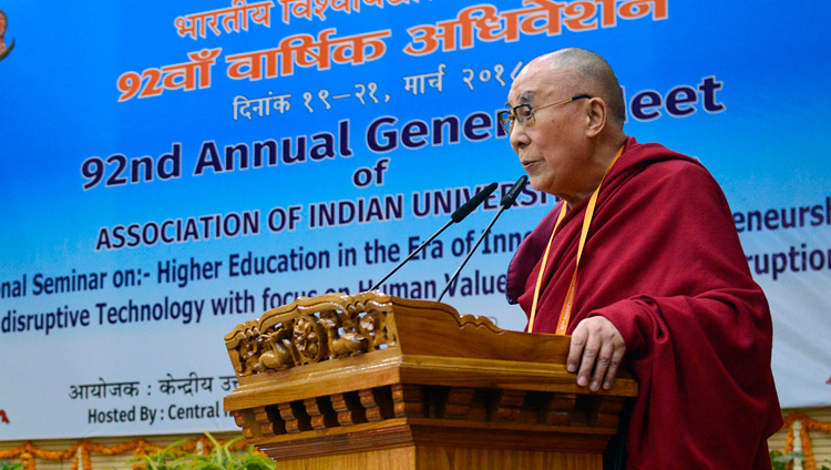 Su Santidad el Dalái Lama pronunciando el discurso inaugural en el 92º Encuentro Anual de la Asociación de Universidades Indias en el CIHTS en Sarnath, UP, India el 19 de marzo de 2018. Foto de Lobsang Tsering