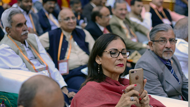 Miembros de la audiencia escuchando el discurso de Su Santidad el Dálai Lama en el 92º Encuentro Anual de la Asociación de Universidades de la India en el CIHTS en Sarnath, UP, India el 19 de marzo de 2018. Foto de Lobsang Tsering